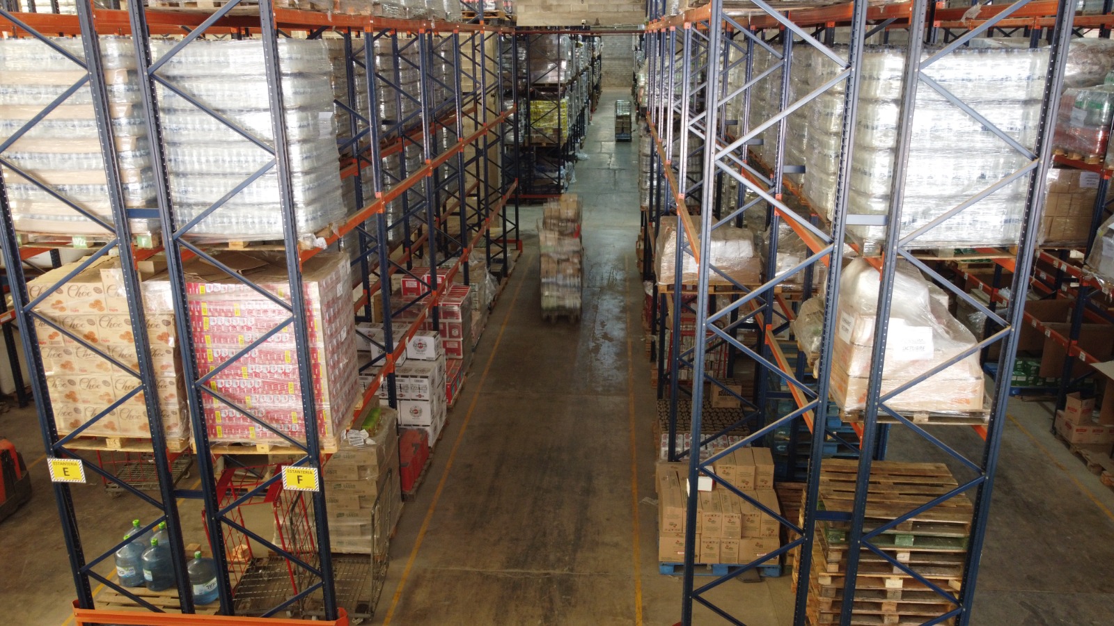 Interior del depósito CENDIS con racks y mercadería